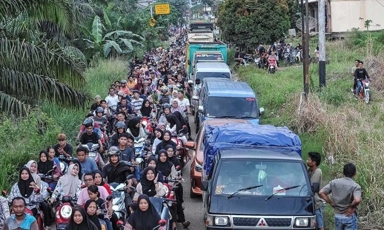 Kemacetan Panjang di Jalan Alternatif Padang-Tebo Sumatra Barat