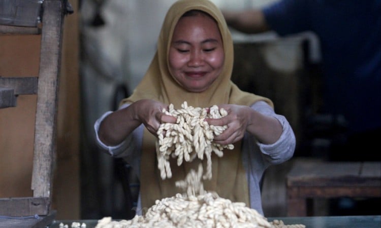 Melihat Proses Pembuatan Kue Tradisional Khas Makassar