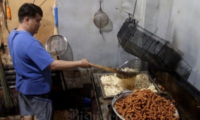 Melihat Proses Pembuatan Kue Tradisional Khas Makassar