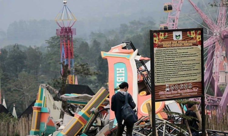 Pembongkaran Wahana Hibisc Fantasy Puncak