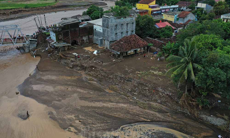 Sukabumi Diterjang Banjir Bandang dan Tanah Longsor