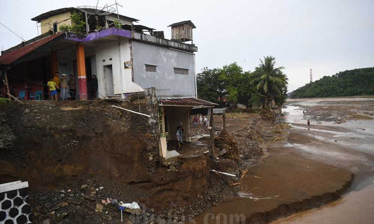Sukabumi Diterjang Banjir Bandang dan Tanah Longsor