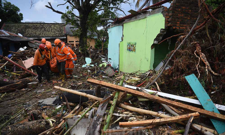 Sukabumi Diterjang Banjir Bandang dan Tanah Longsor
