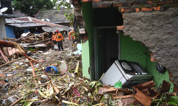 Sukabumi Diterjang Banjir Bandang dan Tanah Longsor