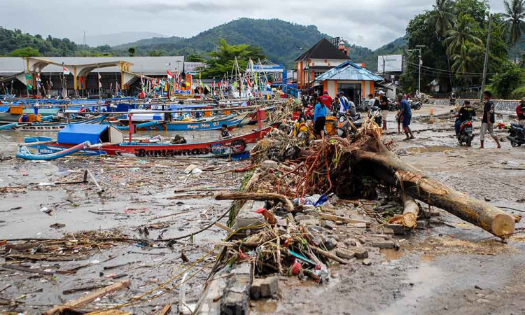 Sukabumi Diterjang Banjir Bandang dan Tanah Longsor