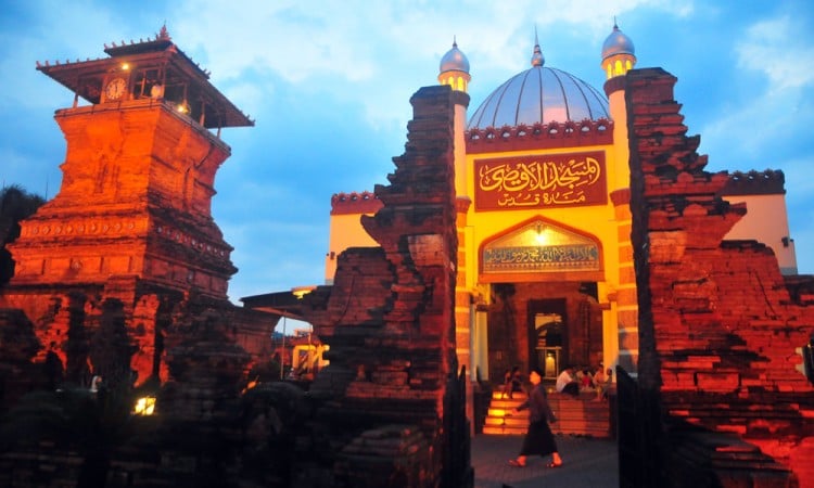 Masjid Menara Kudus Perpaduan Budaya Antara Islam Dengan Budaya Hindu-Jawa