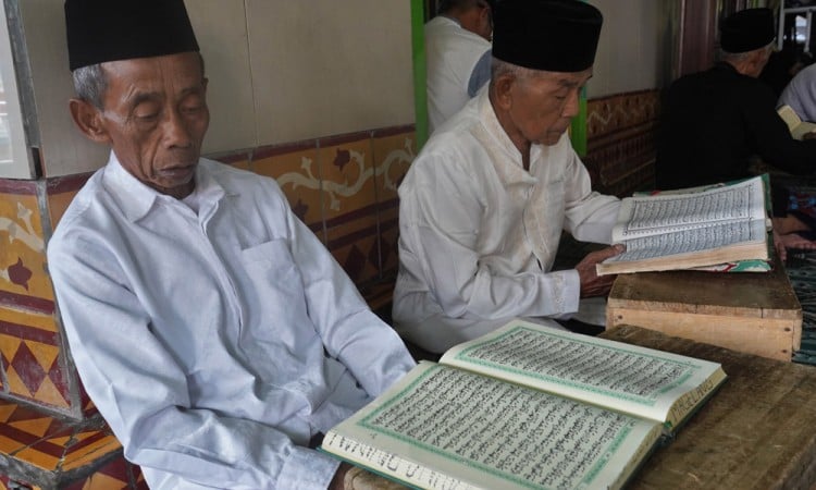 Pesantren Lansia di Masjid Agung Payaman