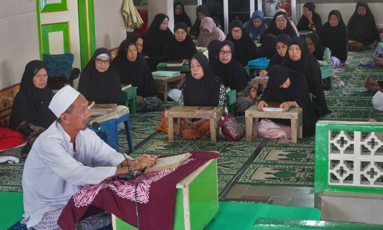 Pesantren Lansia di Masjid Agung Payaman