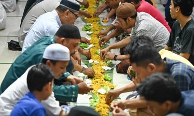 Tradisi Megibung saat Berbuka Puasa