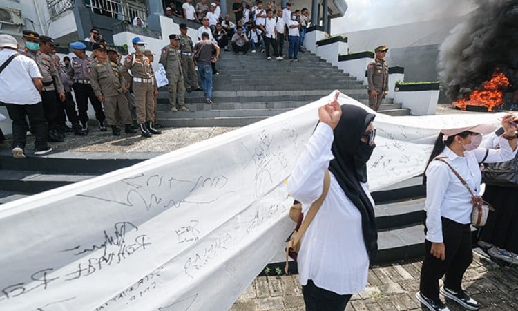 Aksi Penolakan Penundaan Pengangkatan CPNS dan PPPK di Kendari