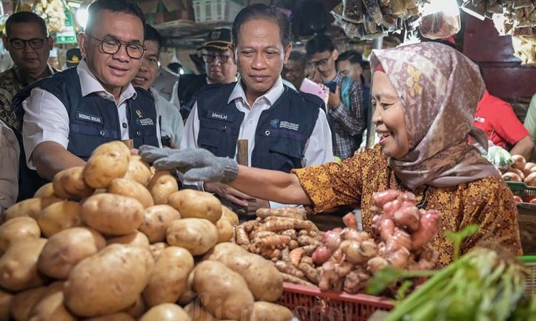 Pengecekan Harga Bahan Pokok dan Kampanye Kelola Sampah Pasar