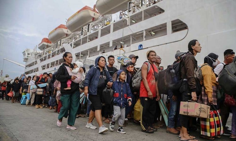 Ratusan Pemudik Dari Kalimantan Tiba di Pelabuhan Tanjung Perak Surabaya