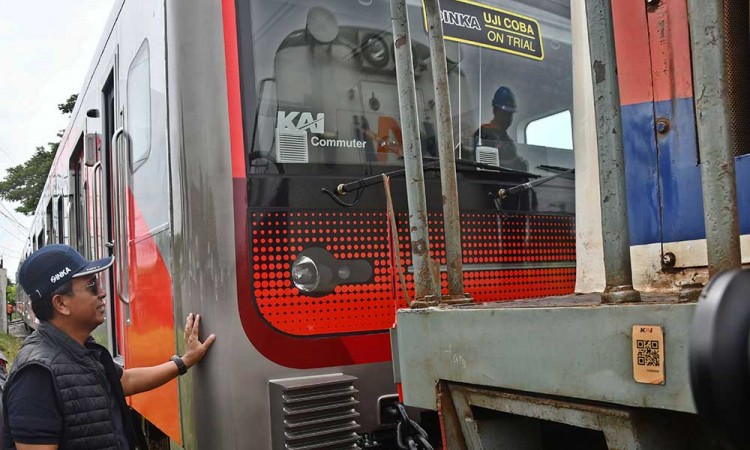 Uji Coba KRL Produksi INKA di Pelintasan Solo