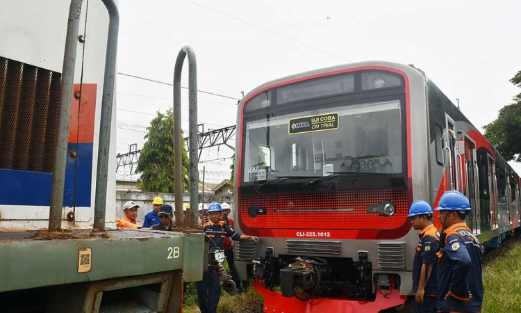 Uji Coba KRL Produksi INKA di Pelintasan Solo