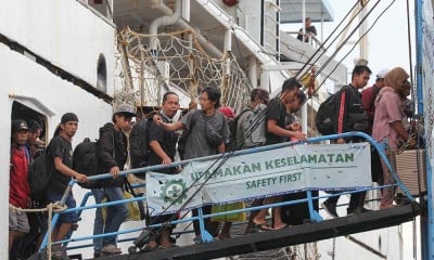 Ratusan Pemudik Tiba di Pelabuhan Tanjung Perak Surabaya