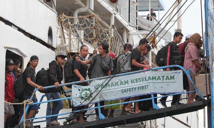 Ratusan Pemudik Tiba di Pelabuhan Tanjung Perak Surabaya