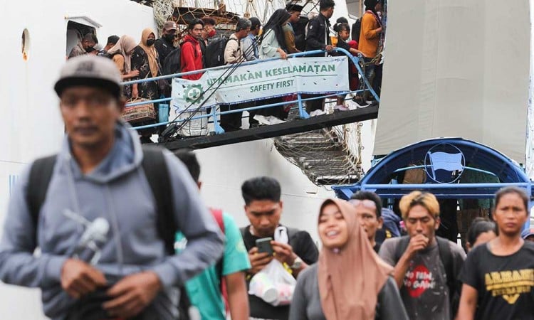 Ratusan Pemudik Tiba di Pelabuhan Tanjung Perak Surabaya