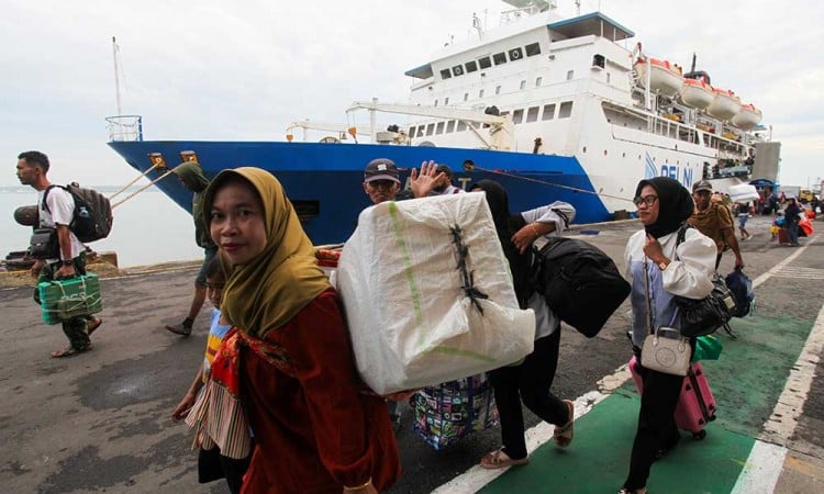 Ratusan Pemudik Tiba di Pelabuhan Tanjung Perak Surabaya