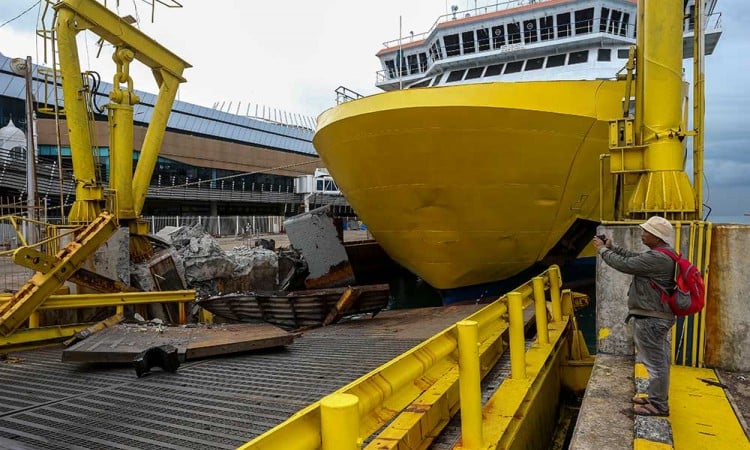 Jembatan di Dermaga Eksekutif Pelabuhan Merak Rusak Ditabrak Kapal