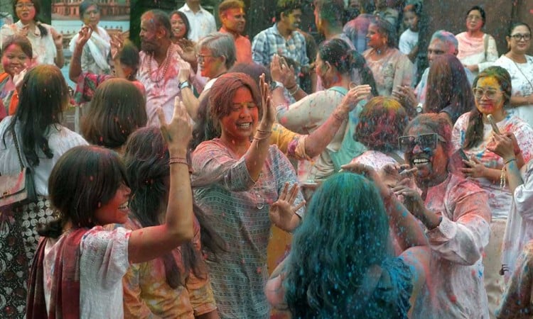 Warga Bali dan India Menari Saat Perayaan Festival Holi di Bali