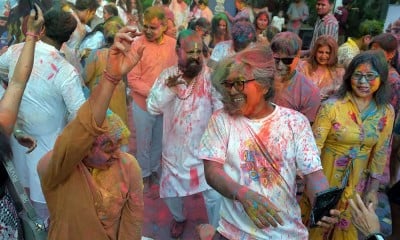 Warga Bali dan India Menari Saat Perayaan Festival Holi di Bali