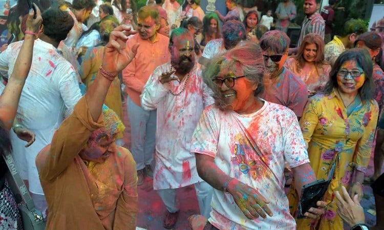 Warga Bali dan India Menari Saat Perayaan Festival Holi di Bali