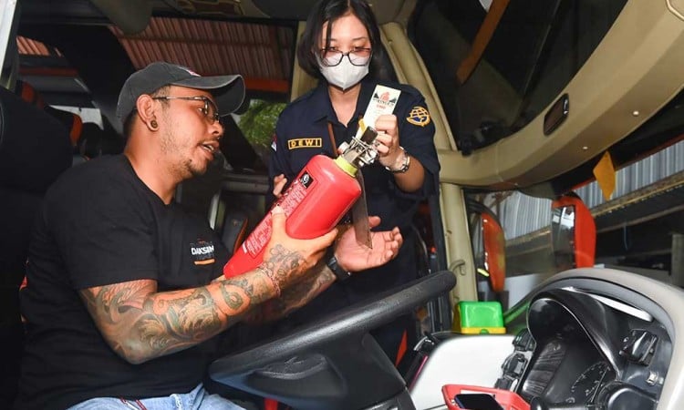 Pemeriksaan Bus Pariwisata Saat Ramp Check Angkutan Lebaran di Bali