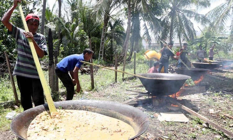 Warga di Aceh Gotong Royong Memasak Menu Kuliner Tradisional Khas Aceh Kuah Beulangong