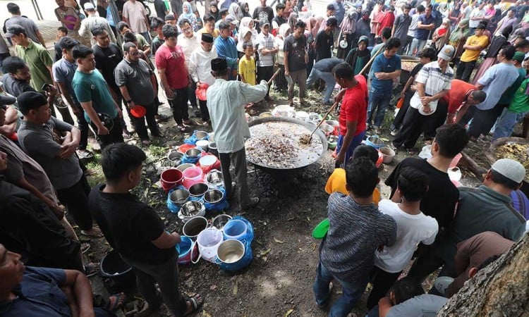 Warga di Aceh Gotong Royong Memasak Menu Kuliner Tradisional Khas Aceh Kuah Beulangong