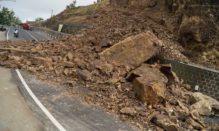 Jalan Alternatif di Gunung Kidul Tertimbun Tanah Longsor