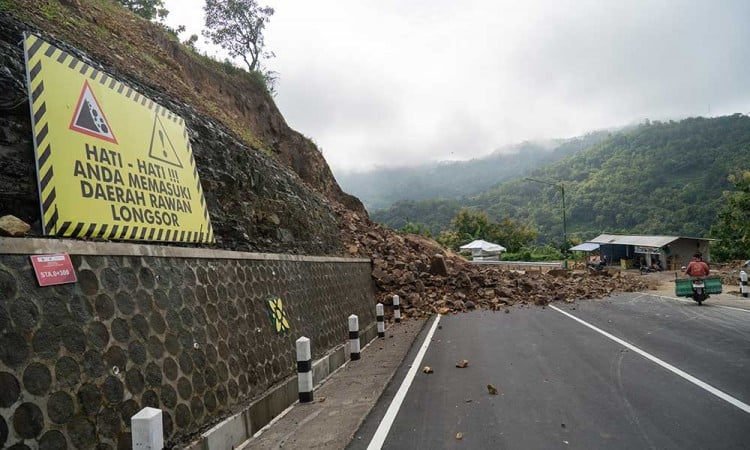 Jalan Alternatif di Gunung Kidul Tertimbun Tanah Longsor