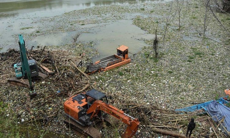 Bendungan Leuwikeris di Ciamis Dipenuhi Sampah Rumah Tangga