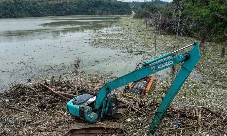 Bendungan Leuwikeris di Ciamis Dipenuhi Sampah Rumah Tangga