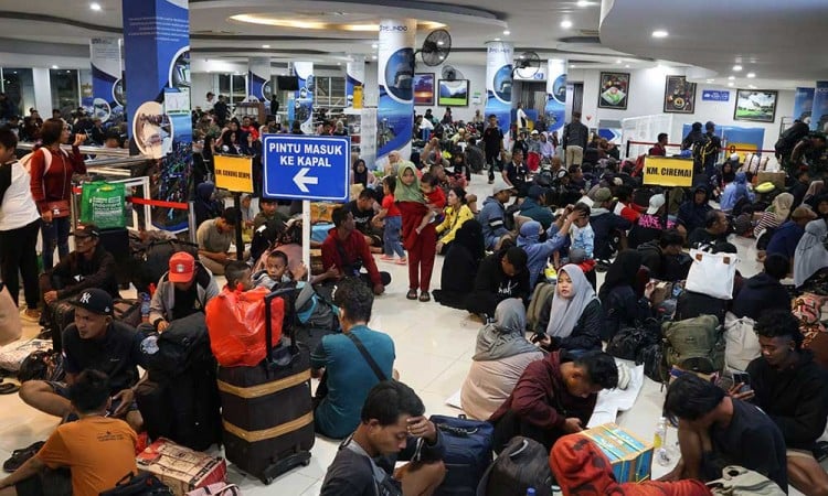 Ribuan Pemudik di Makassar Naik Kapal Laut Menuju Surabaya