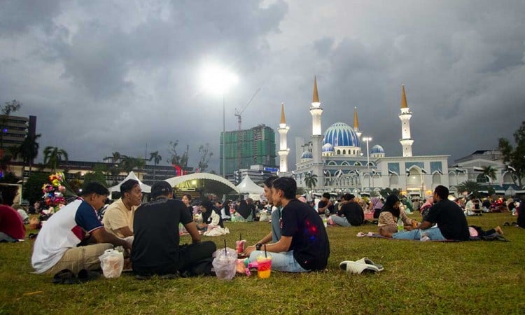 Suasana Ngabuburit Warga Malaysia di Padang MBK 1