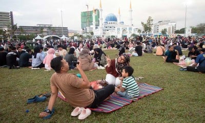 Suasana Ngabuburit Warga Malaysia di Padang MBK 1