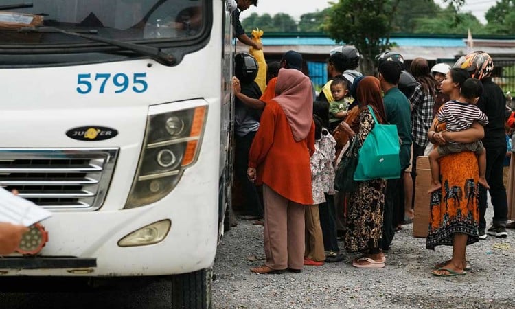 Terminal Baruga di Kendari Mulai Dipadati Warga Yang Memilih Mudik Lebaran Lebih Awal