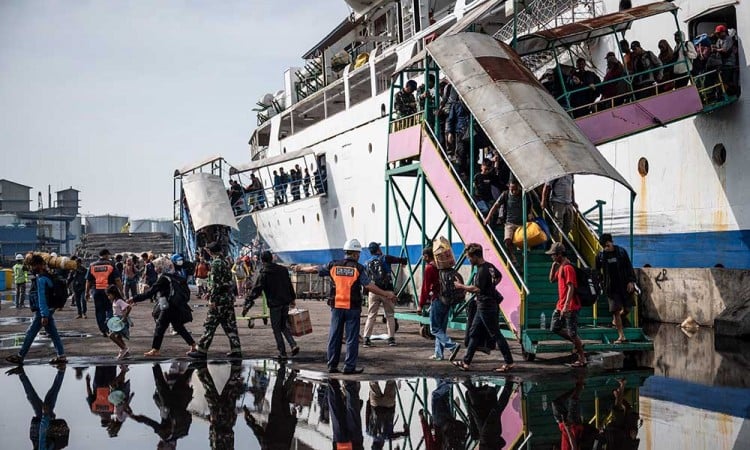 Pemudik Mulai Tiba di Pelabuhan Tanjung Emas Semarang