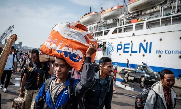 Pemudik Mulai Tiba di Pelabuhan Tanjung Emas Semarang