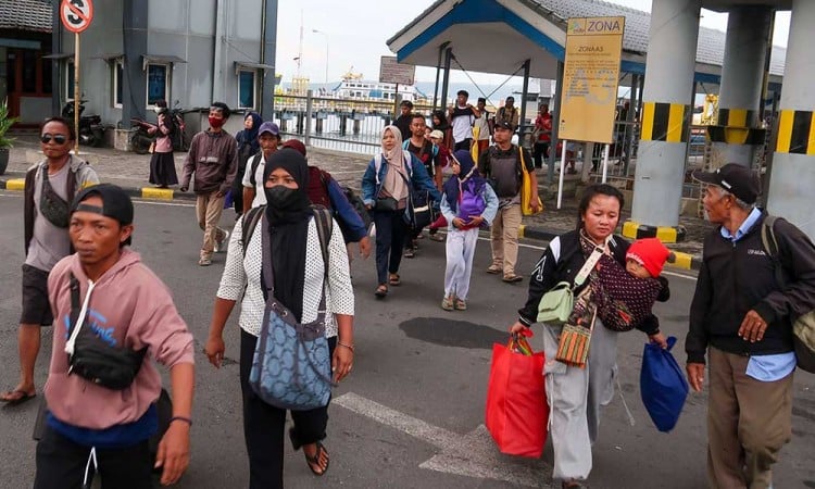 Suasana Mudik Awal di Pelabuhan Ketapang Banyuwangi