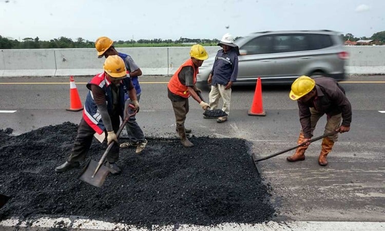 Proses Perbaikan Jalan Berlubang di Ruas Tol Pemalang-Batang Jelang Arus Mudik