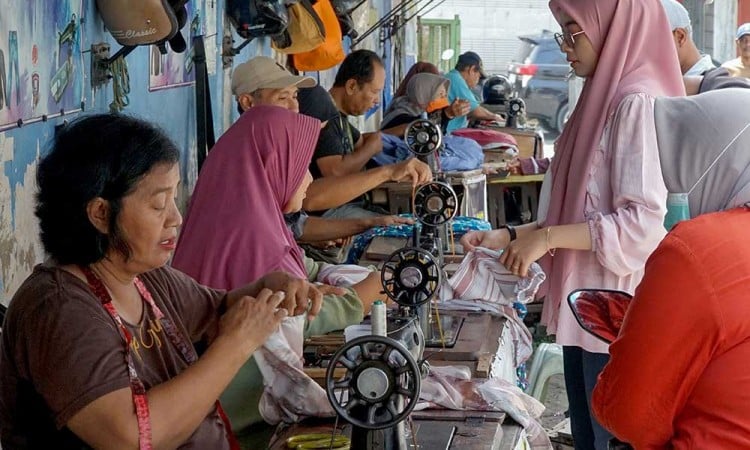 Permintaan Jasa Permak Celana atau Baju Jelang Lebaran Meningkat Hingga 75%