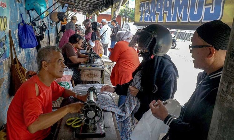 Permintaan Jasa Permak Celana atau Baju Jelang Lebaran Meningkat Hingga 75%