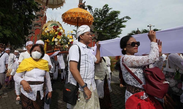 Umat Hindu di Surabaya Ikuti Upacara Melasti di Pantai Kenjeran