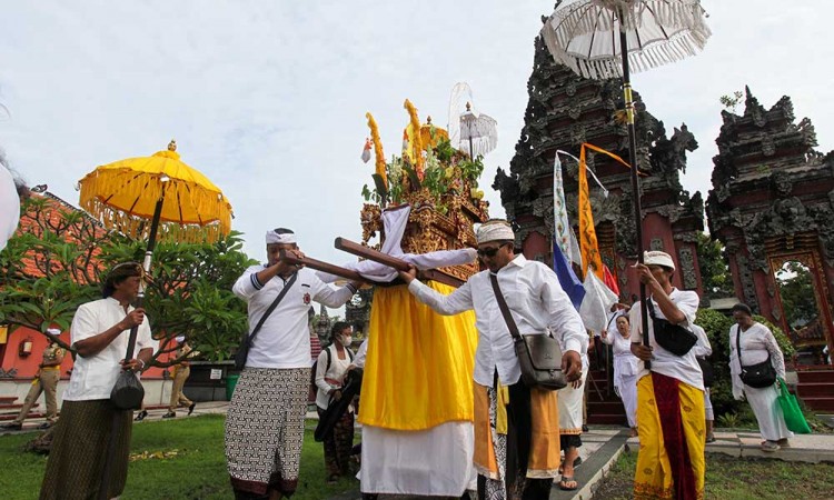 Umat Hindu di Surabaya Ikuti Upacara Melasti di Pantai Kenjeran