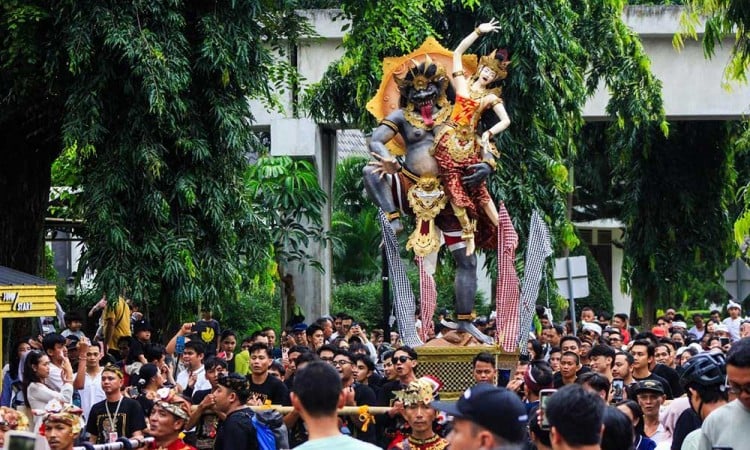 Sejumlah Umat Hindu Mengarak Ogoh-Ogoh Saat Mengikuti Pawai di TMII