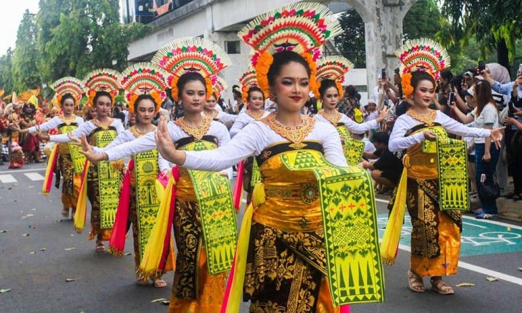 Sejumlah Umat Hindu Mengarak Ogoh-Ogoh Saat Mengikuti Pawai di TMII