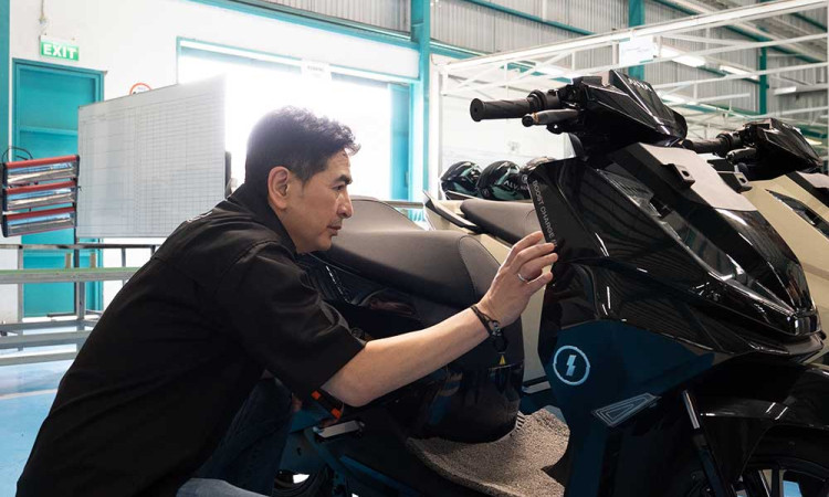 Arsjad Rasjid, Direktur Utama Indika Energy, melakukan kunjungan ke fasilitas produksi ALVA, sebuah merek motor listrik.
