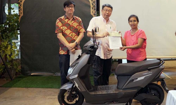United E-Motor Lakukan Serah Terima Motor Listrik Tipe MX1200 Edisi Khusus Ojek & Delivery