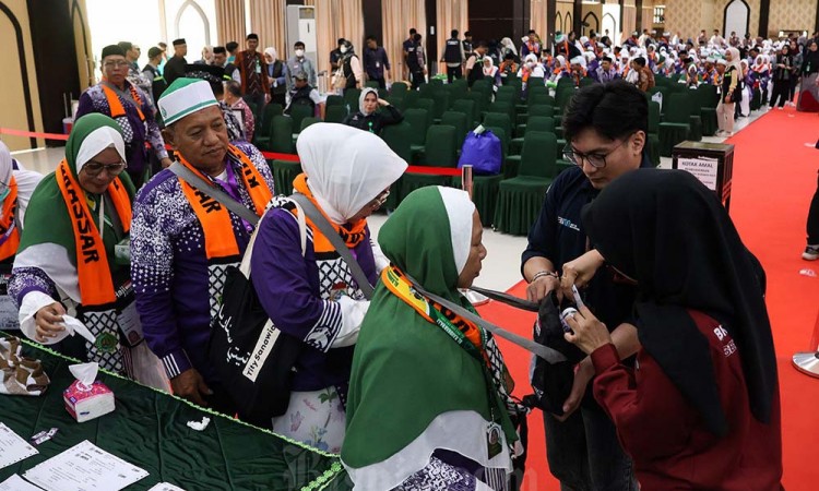 Jamaah Calon Haji dari Berbagai Daerah Mulai Masuk Asrama Haji